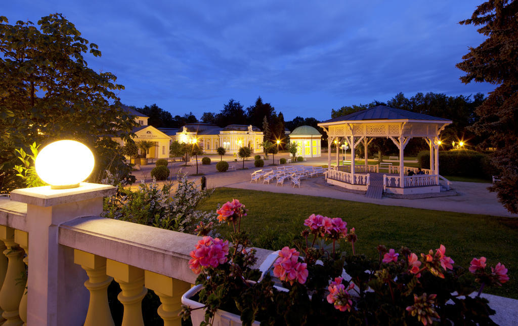 Dr. Adler Spa & Kurhotel ฟรันทิชโกวี ลาซเน ภายนอก รูปภาพ