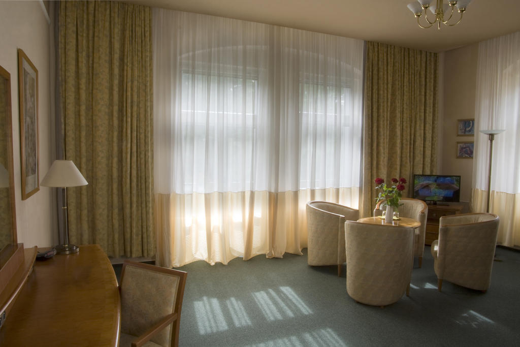 Dr. Adler Spa & Kurhotel ฟรันทิชโกวี ลาซเน ภายนอก รูปภาพ