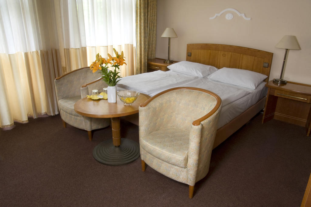 Dr. Adler Spa & Kurhotel ฟรันทิชโกวี ลาซเน ห้อง รูปภาพ