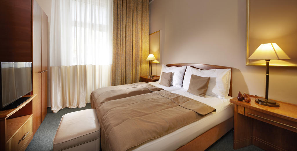 Dr. Adler Spa & Kurhotel ฟรันทิชโกวี ลาซเน ภายนอก รูปภาพ