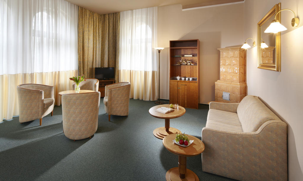 Dr. Adler Spa & Kurhotel ฟรันทิชโกวี ลาซเน ภายนอก รูปภาพ