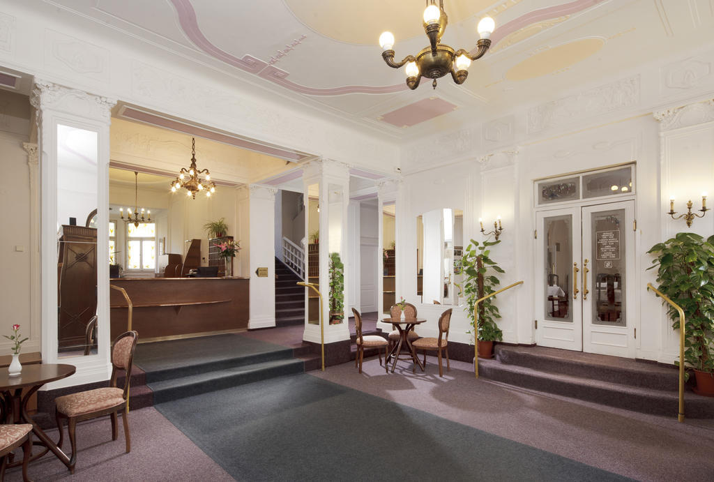 Dr. Adler Spa & Kurhotel ฟรันทิชโกวี ลาซเน ภายนอก รูปภาพ