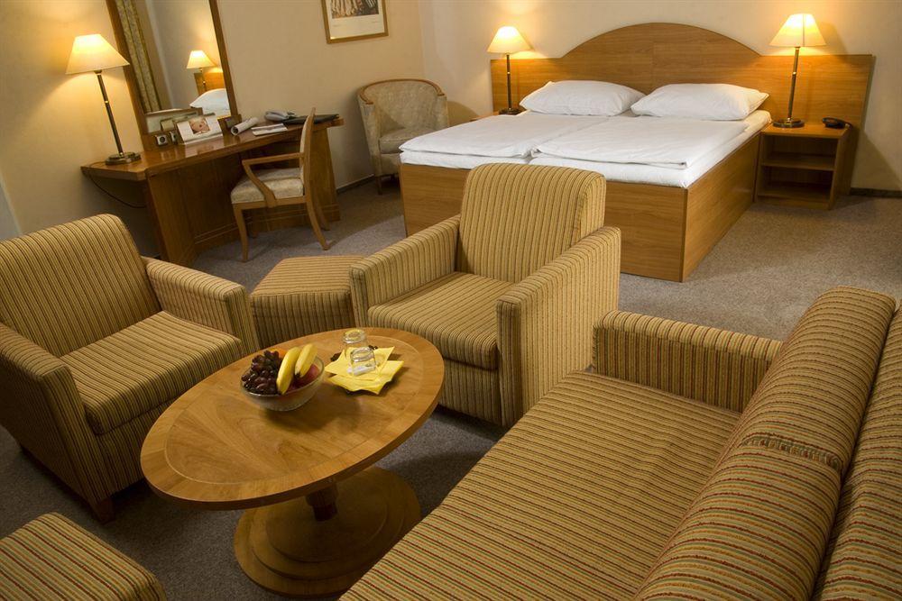 Dr. Adler Spa & Kurhotel ฟรันทิชโกวี ลาซเน ภายนอก รูปภาพ