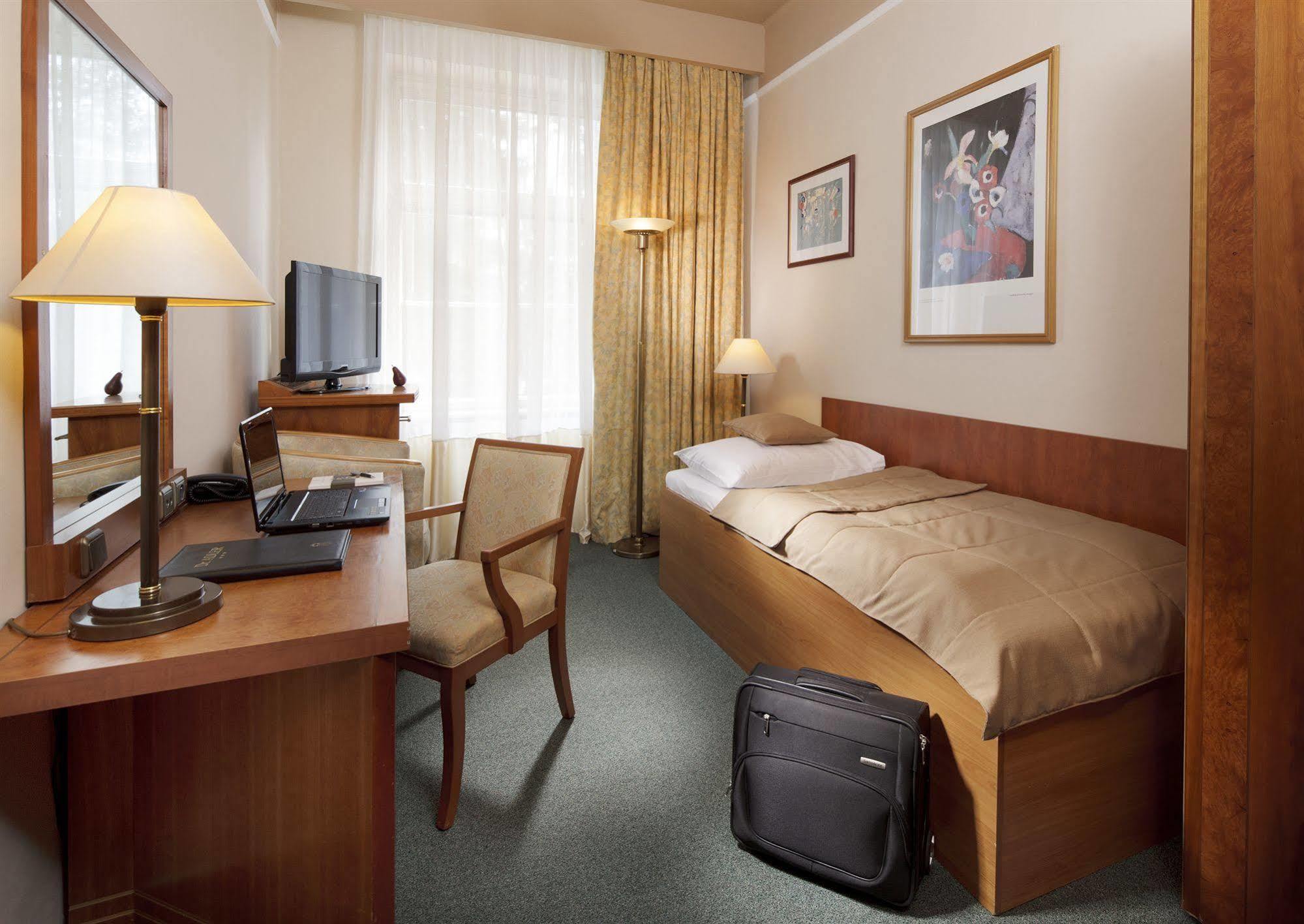 Dr. Adler Spa & Kurhotel ฟรันทิชโกวี ลาซเน ภายนอก รูปภาพ
