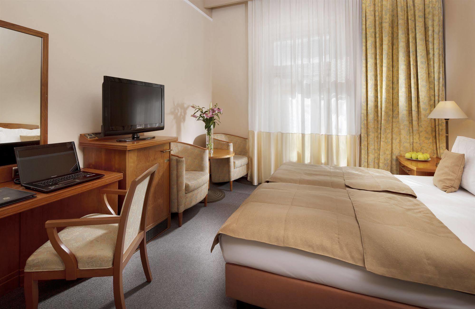 Dr. Adler Spa & Kurhotel ฟรันทิชโกวี ลาซเน ภายนอก รูปภาพ